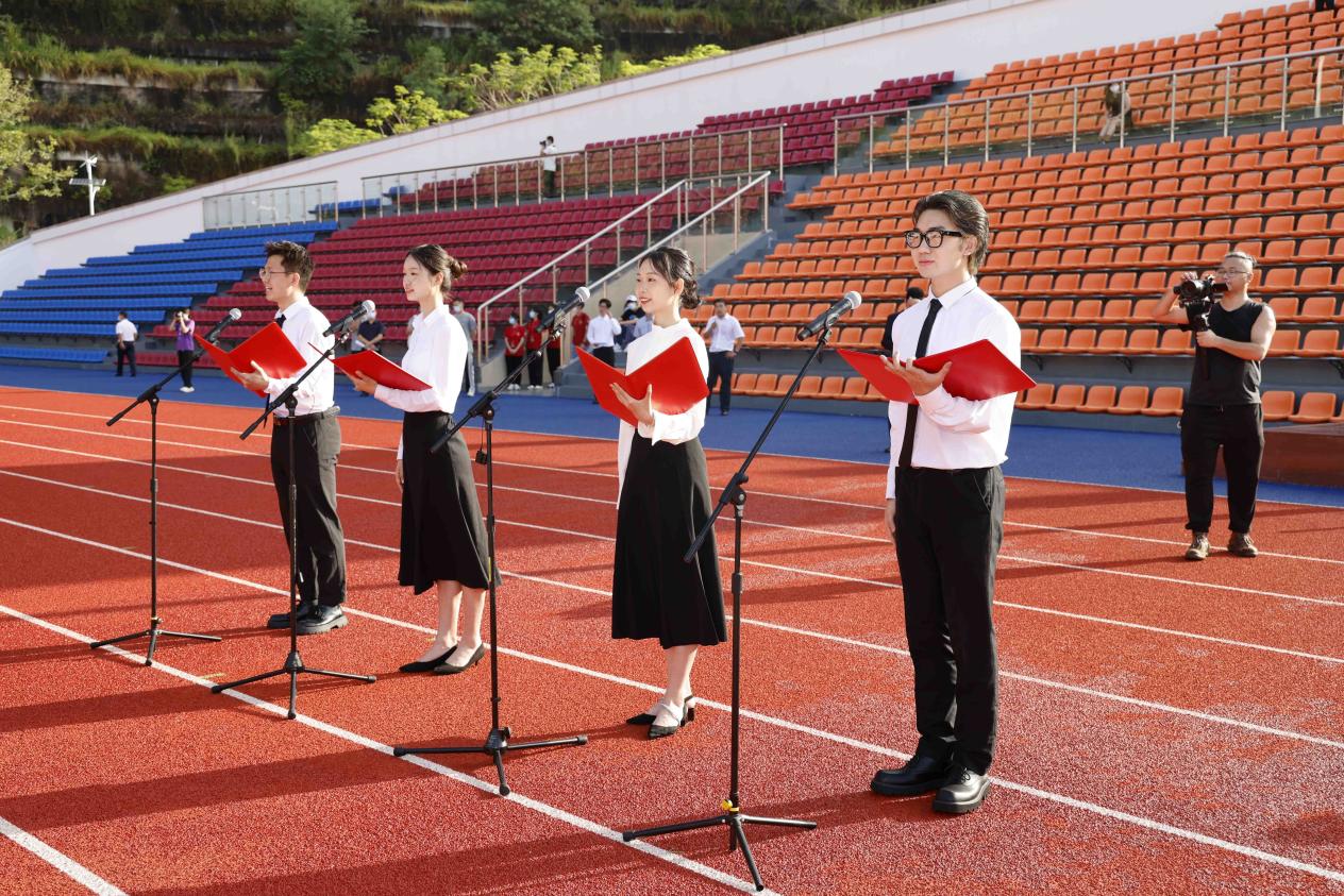 学生代表带来配乐诗朗诵《逐梦前行》